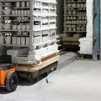Moving kiln carts with a TP250 Electric tug - Steelite International